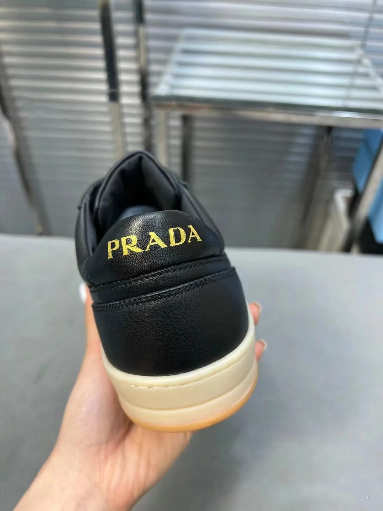 P380 Yuan 38-45 Prada Prada’s new men’s leather sports shoes, the highest version on the market, any comparison is welcome🆚! The original leather has excellent texture and is super high-end! Fetal sheep net lining imported from Italy, removable pad! Luxurious materials and fine workmanship, highly recommended!
